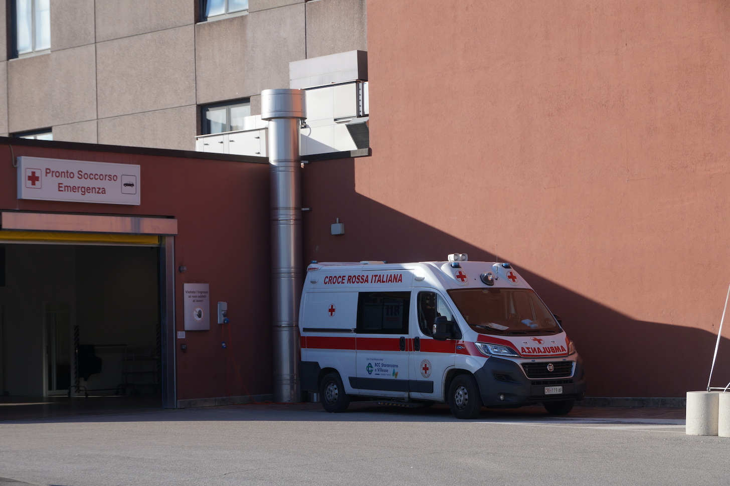 Auto sbanda e sbatte su un muro a Selz di Ronchi, ferito in ospedale